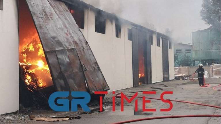 Θεσσαλονίκη: Φωτιά σε αποθήκη στο Καλοχώρι - Καίγονται εύφλεκτα υλικά [Εικόνες - Βίντεο]