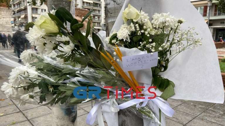 Θεσσαλονίκη: Πολίτες αφήνουν λευκά λουλούδια στο σημείο που παρασύρθηκε η 21χρονη [εικόνες - βίντεο]