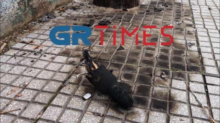 Θεσσαλονίκη: Επίθεση με μολότοφ εναντίον διμοιρίας των ΜΑΤ έξω από το ΑΠΘ [εικονες - βίντεο]