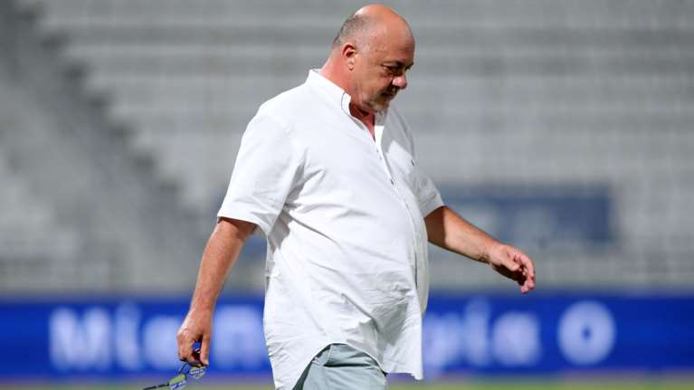 ΣΥΡΙΖΑ κατά Κεραμέως: Σιωπά εκκωφαντικά στην τραμπούκικη και ομοφοβική συμπεριφορά του Αχιλλέα Μπέου