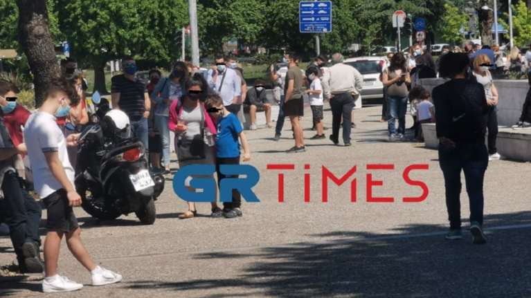 Θεσσαλονίκη: Απίστευτες ουρές μαθητών που  βγήκαν θετικοί στο self test - Κάνουν και rapid [εικόνες - βίντεο]