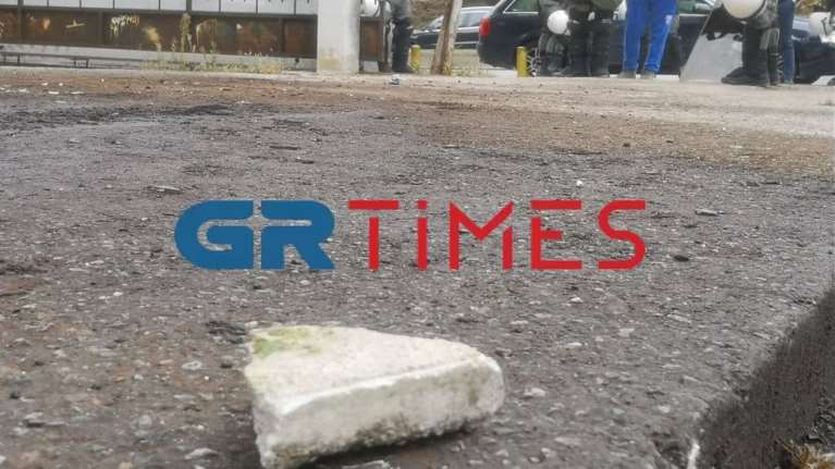 Θεσσαλονίκη: Επίθεση με πέτρες από ομάδα 30 ατόμων σε αστυνομική διμοιρία στο ΑΠΘ [εικόνες]