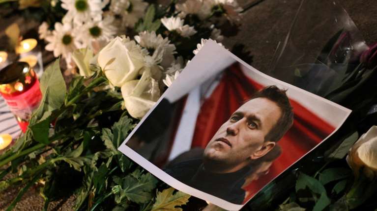 Θρίλερ με τη σορό του Αλεξέι Ναβάλνι: Δεν βρίσκεται στο νεκροτομείο που έστειλαν τη μητέρα του