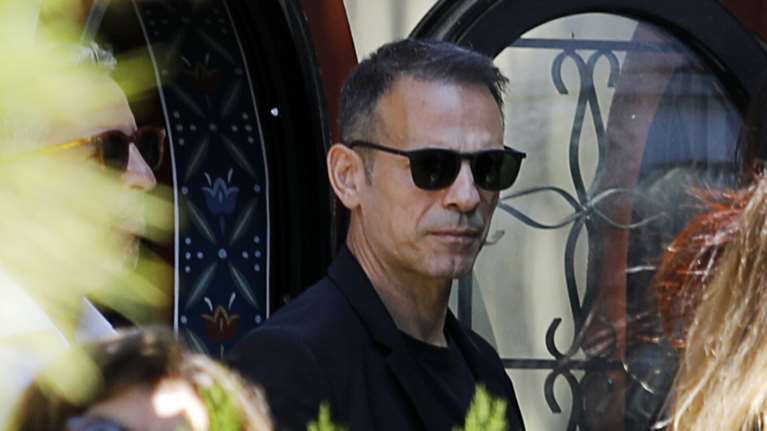 Ντέμης Νικολαΐδης: Το στεφάνι με τα ροζ και λευκά λουλούδια, από την οικογένειά του, στην κηδεία της Αλεξάνδρας [εικόνα]