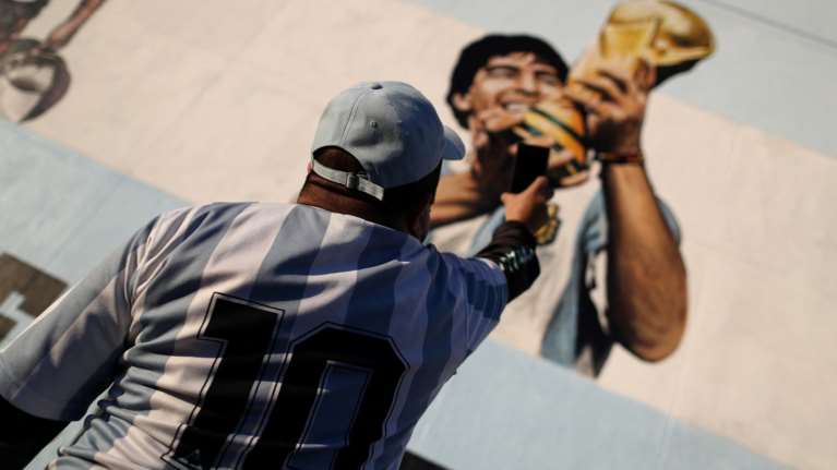 Ιεροσυλία ή πραγματικότητα; Οι Άγγλοι θεωρούν τον Μέσι ανώτερο του Μαραντόνα