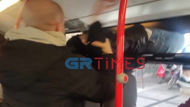 Απίστευτο περιστατικό σε λεωφορείο στη Θεσσαλονίκη: Πορτοφολού ξεφεύγει με ακροβατικά από το παράθυρο [βίντεο]