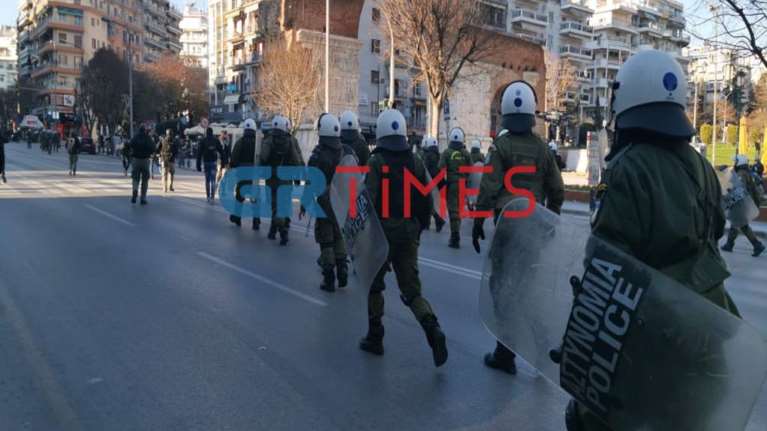 Θεσσαλονίκη: Επεισόδια με μολότοφ μετά το τέλος της πορείας για την κατάληψη στο ΑΠΘ - Τουλάχιστον 20 προσαγωγές [Εικόνες - βίντεο]