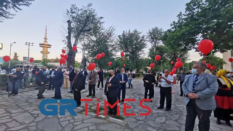 Γενοκτονία των Ποντίων: Κόκκινα μπαλόνια και αναμμένα κεριά στη Θεσσαλονίκη [εικόνες]