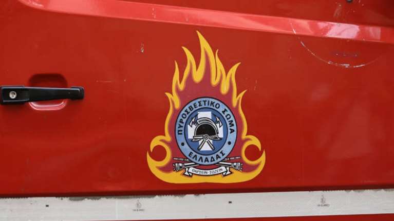 Καματερό: Φωτιά σε διώροφη κατοικία - Απεγκλωβίστηκαν 5 άτομα