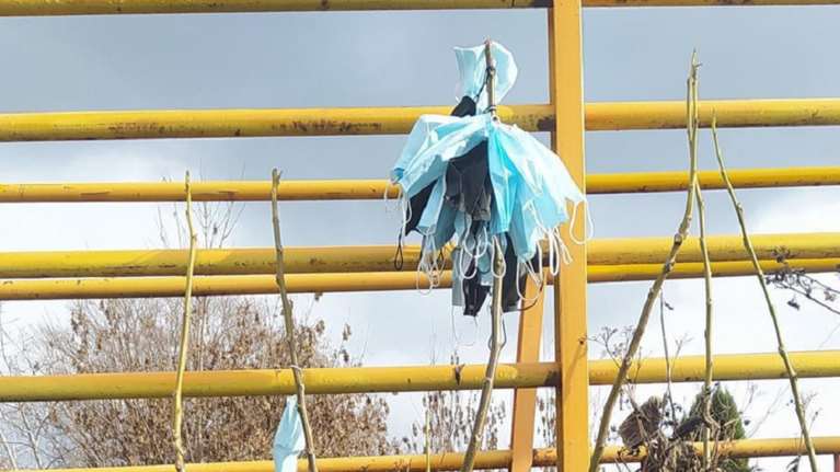 Καστοριά: Χριστουγεννιάτικο δέντρο ντροπής από πεταμένες μάσκες σε περιοχή Natura [εικόνες]