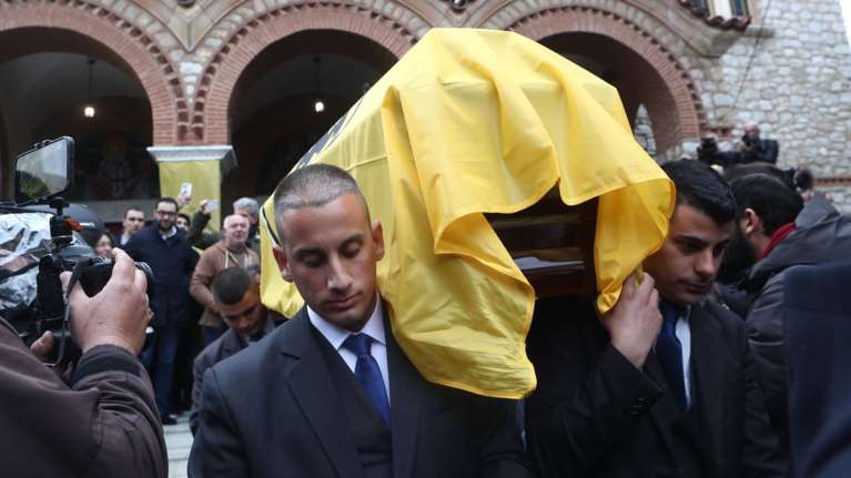 Μίμης Παπαϊωάννου: Συγκλονιστική στιγμή - Οι παρευρισκόμενοι τραγουδούν τον ύμνο της ΑΕΚ [Βίντεο]