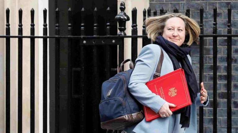 Σάλος στη Βρετανία: Βουλευτής έβλεπε πορνό σε συνεδρίαση - &quot;Μαζέψτε τα χέρια σας&quot; λέει η υπουργός Εμπορίου