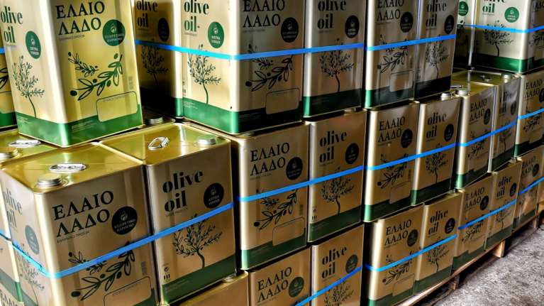 Ελαιόλαδο: Διαψεύδεται ότι θα υπάρξουν αυστηρά πρόστιμα στην πώληση λαδιού με τενεκέδες  [βίντεο]