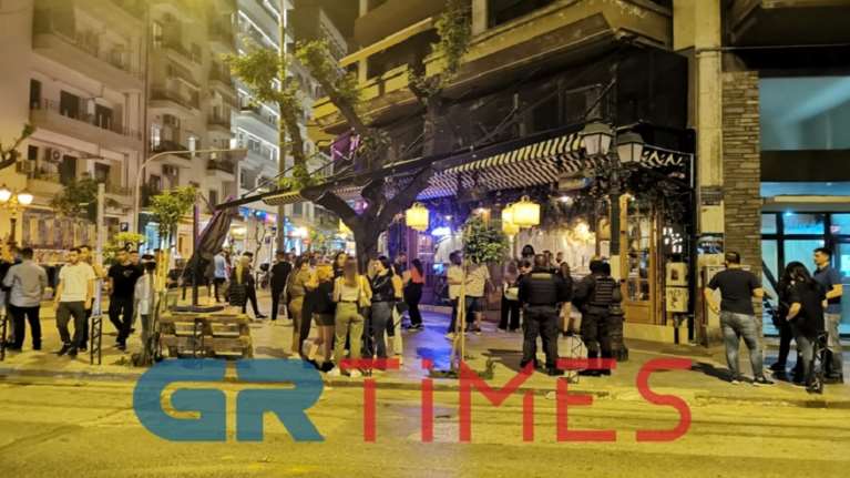 Θεσσαλονίκη: Ξανά συνωστισμός έξω από μπαρ με take away ποτά - Νέα επέμβαση της ΕΛΑΣ [Βίντεο+εικόνες]
