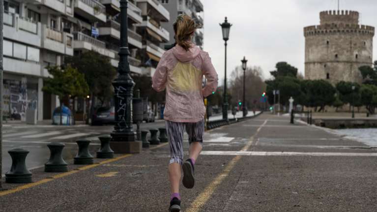 Απαγόρευση κυκλοφορίας: Πρώτη &quot;καμπάνα&quot; σε γυναίκα που βγήκε για... τζόγκινγκ χωρίς άδεια