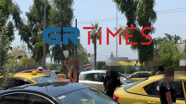 Πειραιάς: Ταξιτζήδες πιάστηκαν στα χέρια - Παρενέβη η ΕΛΑΣ [Εικόνες - Βίντεο]