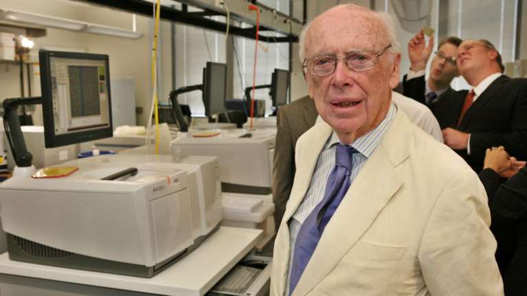 Πέθανε ο Τζέιμς Γουότσον: Ένας από τους επιστήμονες που ανακάλυψαν το DNA - Οι αμφιλεγόμενες δηλώσεις του