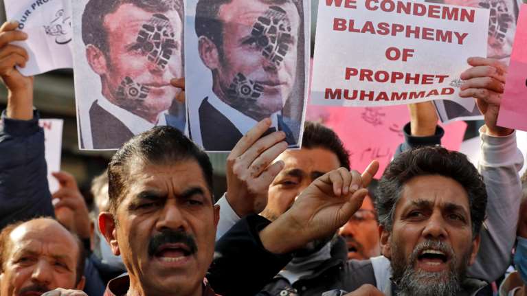 Οργή μουσουλμάνων κατά Μακρόν: Πανηγυρίζουν τους αποκεφαλισμούς και γρονθοκοπούν ομοιώματά του [βίντεο - εικόνες]