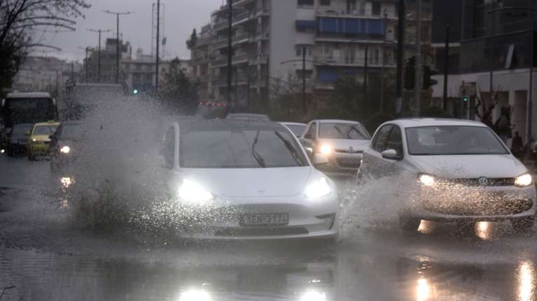 Χτύπησε την Αττική η κακοκαιρία: Ποιοι δρόμοι παραμένουν κλειστοί - Live η κίνηση