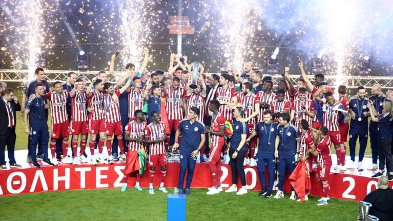 Ολυμπιακός: Η φιέστα των πρωταθλητών -Με Μίκη Θεοδωράκη γιόρτασε ο Πειραιάς [Εικόνες]