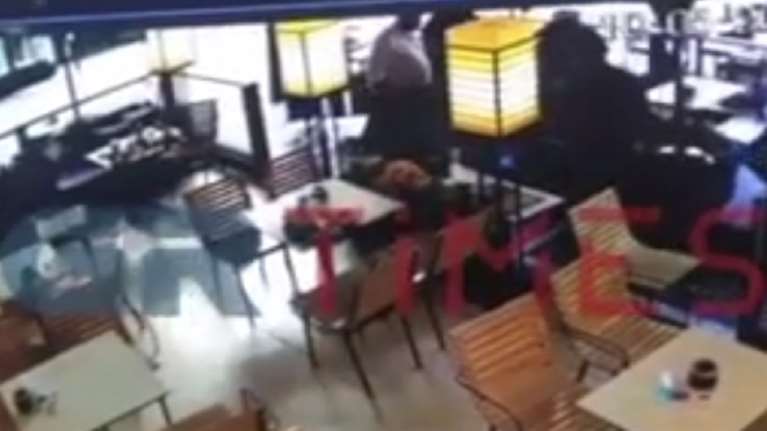 Συγκλονιστικό βίντεο από την Κατερίνη: Αστυνομικός σώζει νεαρή που καταρρέει μέσα σε καφετέρια