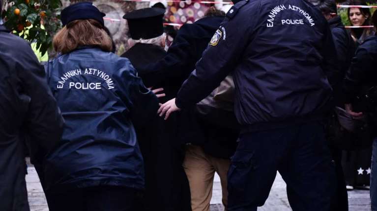 Πάπας Φραγκίσκος: Iερέας διαμαρτυρήθηκε για την επίσκεψή του - Τον απομάκρυναν αστυνομικοί [Βίντεο]