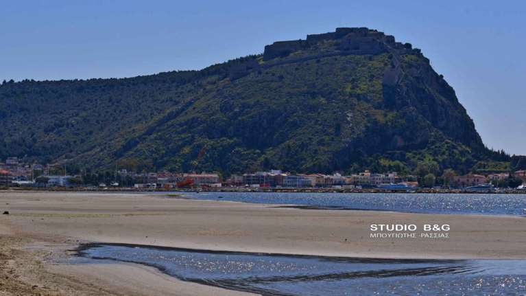 Εξαφανίστηκε η θάλασσα στο Ναύπλιο - Πιο έντονο από ποτέ το φαινόμενο της άμπωτης