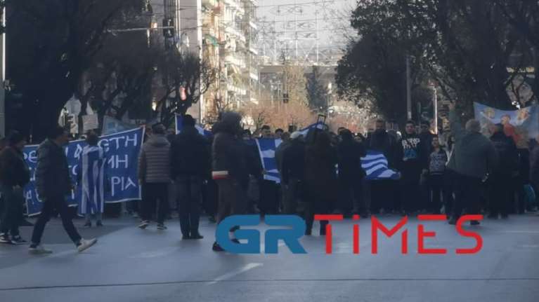 Πορεία αντιεμβολιαστών στη Θεσσαλονίκη:  Φωνάζουν σε κόσμο που βγήκε για ψώνια [Βίντεο]