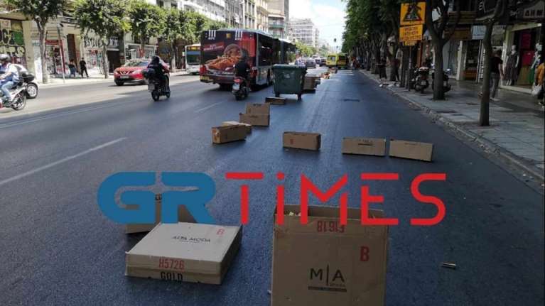 Θεσσαλονίκη: Έπεσαν λάδια από λεωφορείο και γλίστρησαν πάνω από 10 μηχανάκια - Έκλεισαν το σημείο με κούτες και κάδους