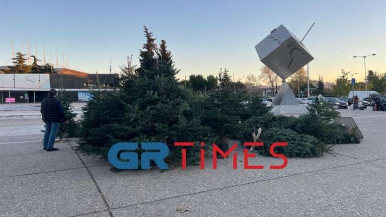"Μύρισε" Χριστούγεννα στη Θεσσαλονίκη - Ήρθαν τα πρώτα χριστουγεννιάτικα δέντρα