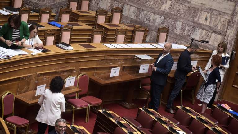 Βουλή: Μαραθώνια η ψηφοφορία για την Προανακριτική - Τρεις προτάσεις με 14 κάλπες και 4.200 ψηφοδέλτια
