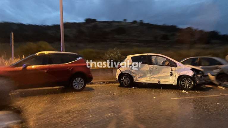 Θεσσαλονίκη: Τροχαίο με καραμπόλα 4 αυτοκινήτων - 3 τραυματίες από την σύγκρουση [βίντεο]