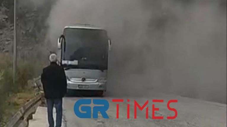 Φωτιά σε λεωφορείο με μαθητές από τη Θεσσαλονίκη - Επέστρεφαν από σχολική εκδρομή [βίντεο]