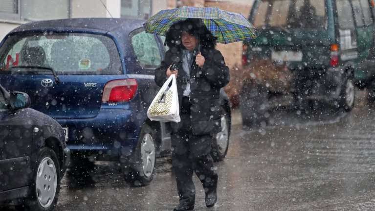 Καιρός: Νέο κύμα κακοκαιρίας - Σε ποιες περιοχές θα &quot;χτυπήσουν&quot; καταιγίδες και χιονοπτώσεις [Βίντεο]