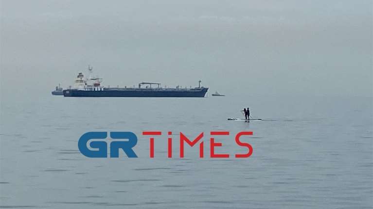 Θεσσαλονίκη: Τολμηροί κάνουν πρωινή βόλτα με SUP στον Θερμαϊκό [βίντεο]