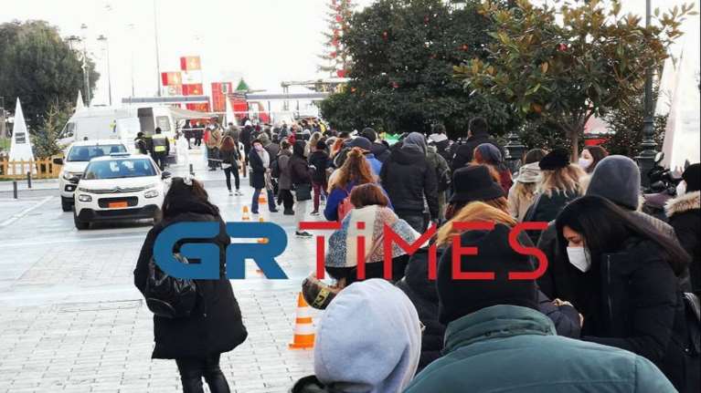 Θεσσαλονίκη: Απίστευτη ουρά για εμβόλιο χωρίς ραντεβού [εικονα - βίντεο]