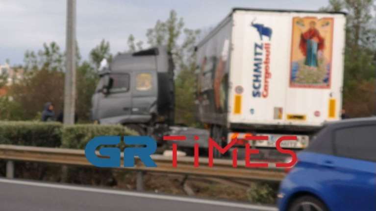 Θεσσαλονίκη: Νταλίκα &quot;δίπλωσε&quot; στον περιφερειακό - Ένας τραυματίας από σύγκρουση με ΙΧ [εικόνες]