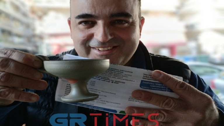 Διώχνει με το θυμιατό τα... κακά πνεύματα και την ακρίβεια στο λογαριασμό του ρεύματος - Επικό βίντεο με Θεσσαλονικιό
