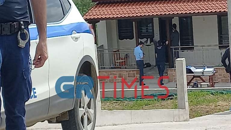 Χαλκιδική: Ο 8χρονος περπατούσε για ώρα ανάμεσα στους νεκρούς γονείς του - Ανατριχιαστικά στοιχεία για τη γυναικοκτονία