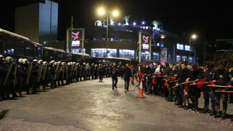 Πολυτεχνείο: Έξω από την πρεσβεία του Ισραήλ έφτασε μεγάλο μέρος της πορείας - Με σημαίες της Παλαιστίνης [εικόνες]