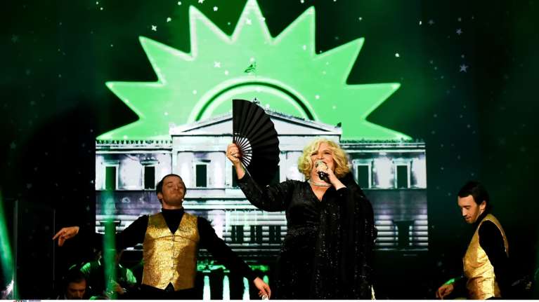 Αποθέωση στο X για την πρωτοχρονιάτικη γιορτή στο Σύνταγμα - Ο Πορτοσάλτε εκνευρίστηκε με τον πράσινο ήλιο του ΠΑΣΟΚ