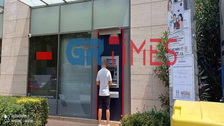 Θρασύτατη ληστεία στη Θεσσαλονίκη: Άρπαξαν τσάντα με 22 χιλ. ευρώ απέναντι από Αστυνομικό Τμήμα [Εικόνες, βίντεο]