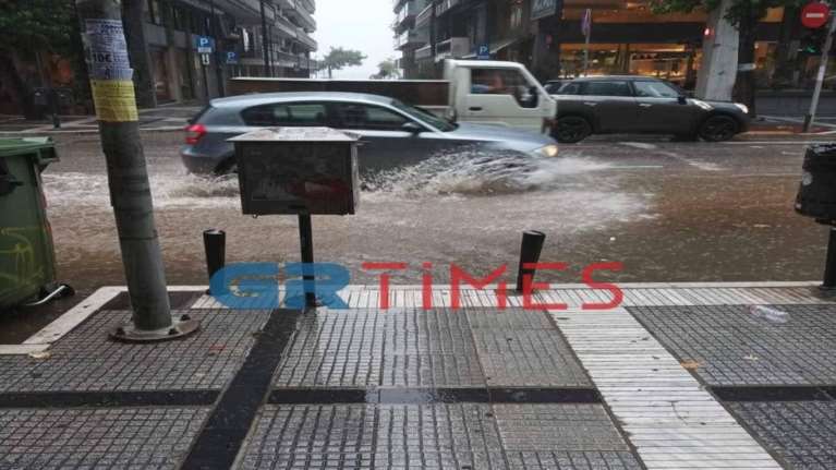 Ισχυρή καταιγίδα στη Θεσσαλονίκη: Άνοιξαν οι ουρανοί και πλημμύρισαν οι δρόμοι [εικόνες - βίντεο]