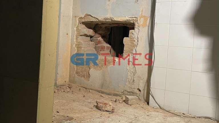 Ριφιφί σε κοσμηματοπωλείο στη Θεσσαλονίκη - Άνοιξαν τεράστια τρύπα στον τοίχο [εικόνες - βίντεο]