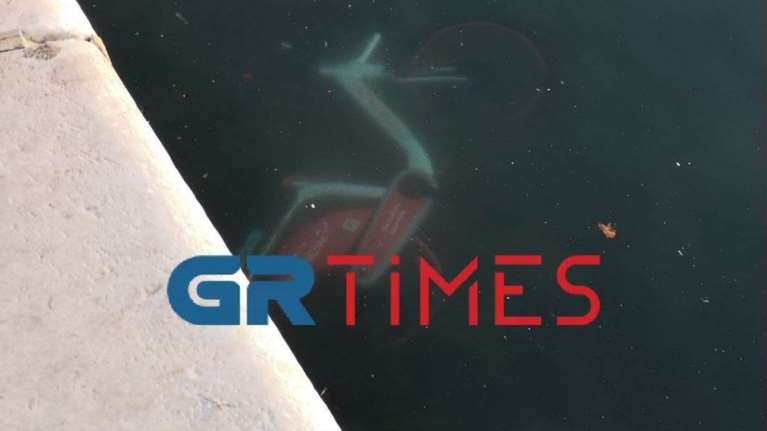 Θεσσαλονίκη: Μετά τα πατίνια πετάνε και... ηλεκτρικά ποδήλατα μέσα στον Θερμαϊκό [Βίντεο]