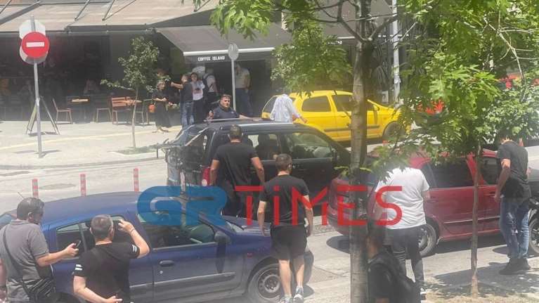 Δίκη Άλκη Καμπανού: Ενταση έξω από τα δικαστήρια, οπαδοί του Αρη αποδοκίμασαν τους συγγενείς των κατηγορουμένων [βίντεο]