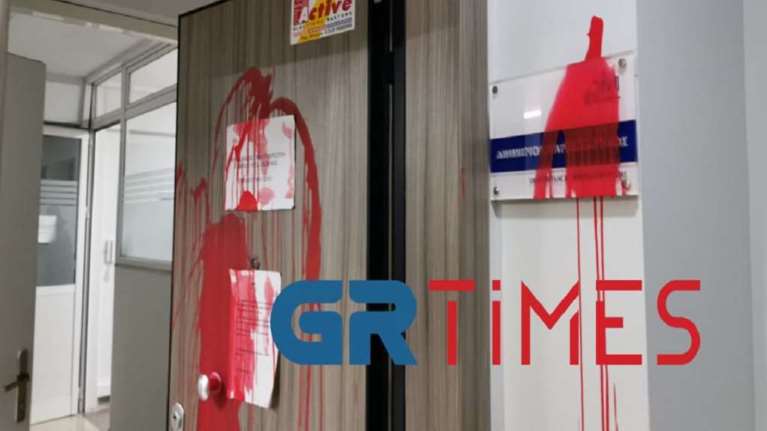 Θεσσαλονίκη: Επίθεση με μπογιές και τρικάκια στο γραφείο του Δημήτρη Βαρτζόπουλου [εικόνες-βίντεο]