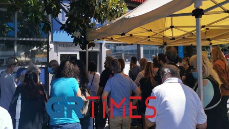 Θεσσαλονίκη: Καθυστέρηση και ουρές στο εμβολιαστικό κέντρο της ΔΕΘ- Τι συνέβη