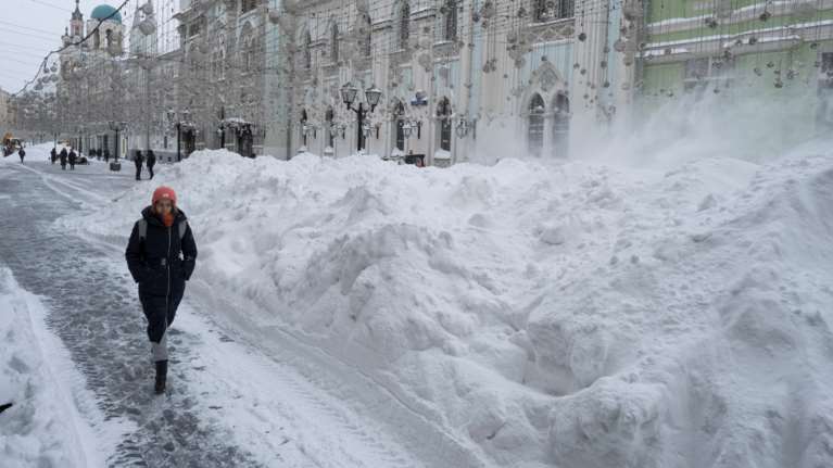 Σε κλοιό χιονιά η Μόσχα: Τεράστιο μποτιλιάρισμα - Ακυρώθηκαν πάνω από 50 πτήσεις [εικόνες]