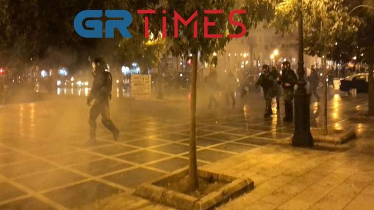Επεισόδια στο κέντρο της Θεσσαλονίκης μετά από πορεία - Μεταξύ κουκουλοφόρων και ΜΑΤ [βίντεο]